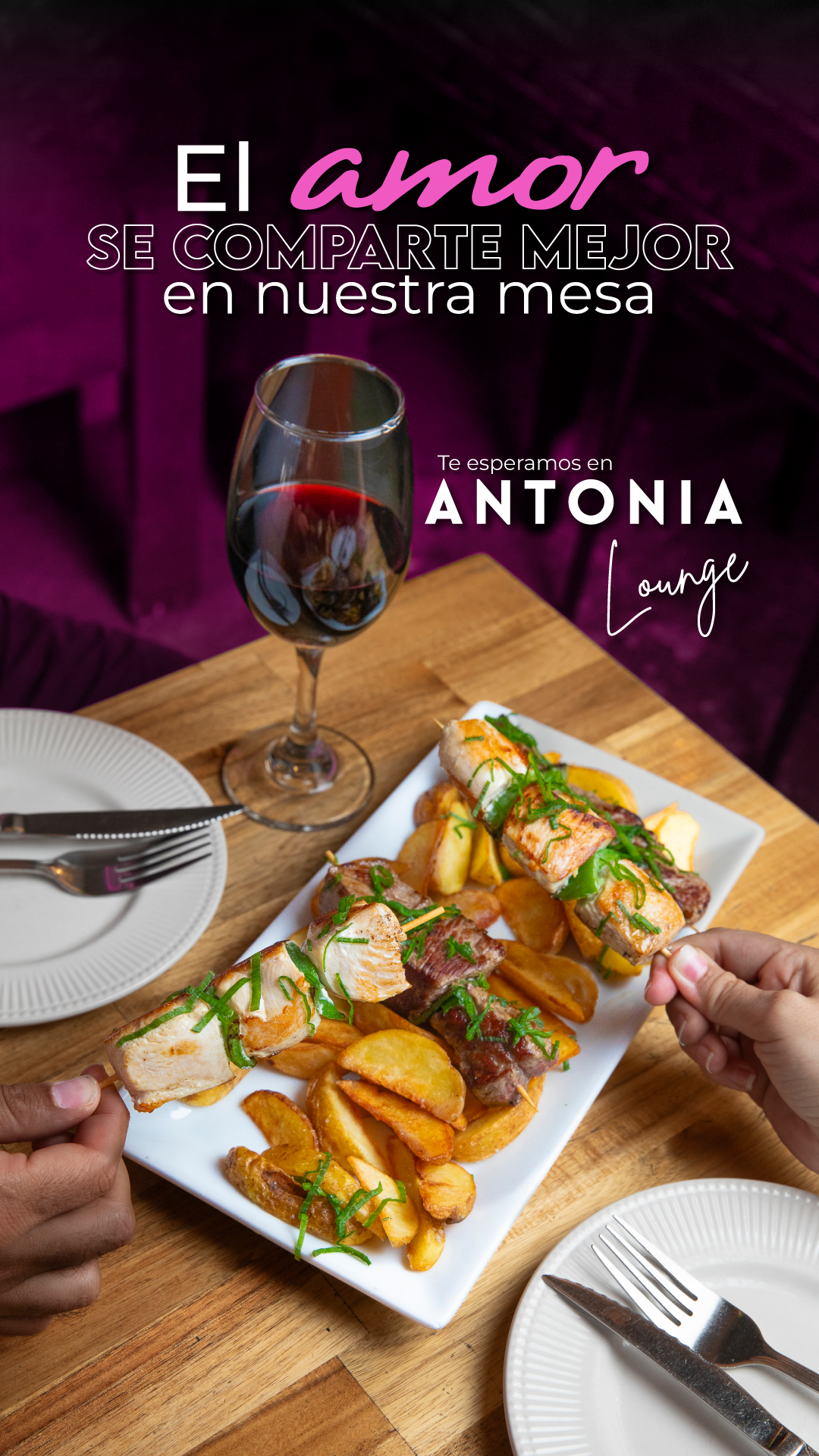 Tabla para compartir con anticuchos y copa de vino en Antonia Lounge